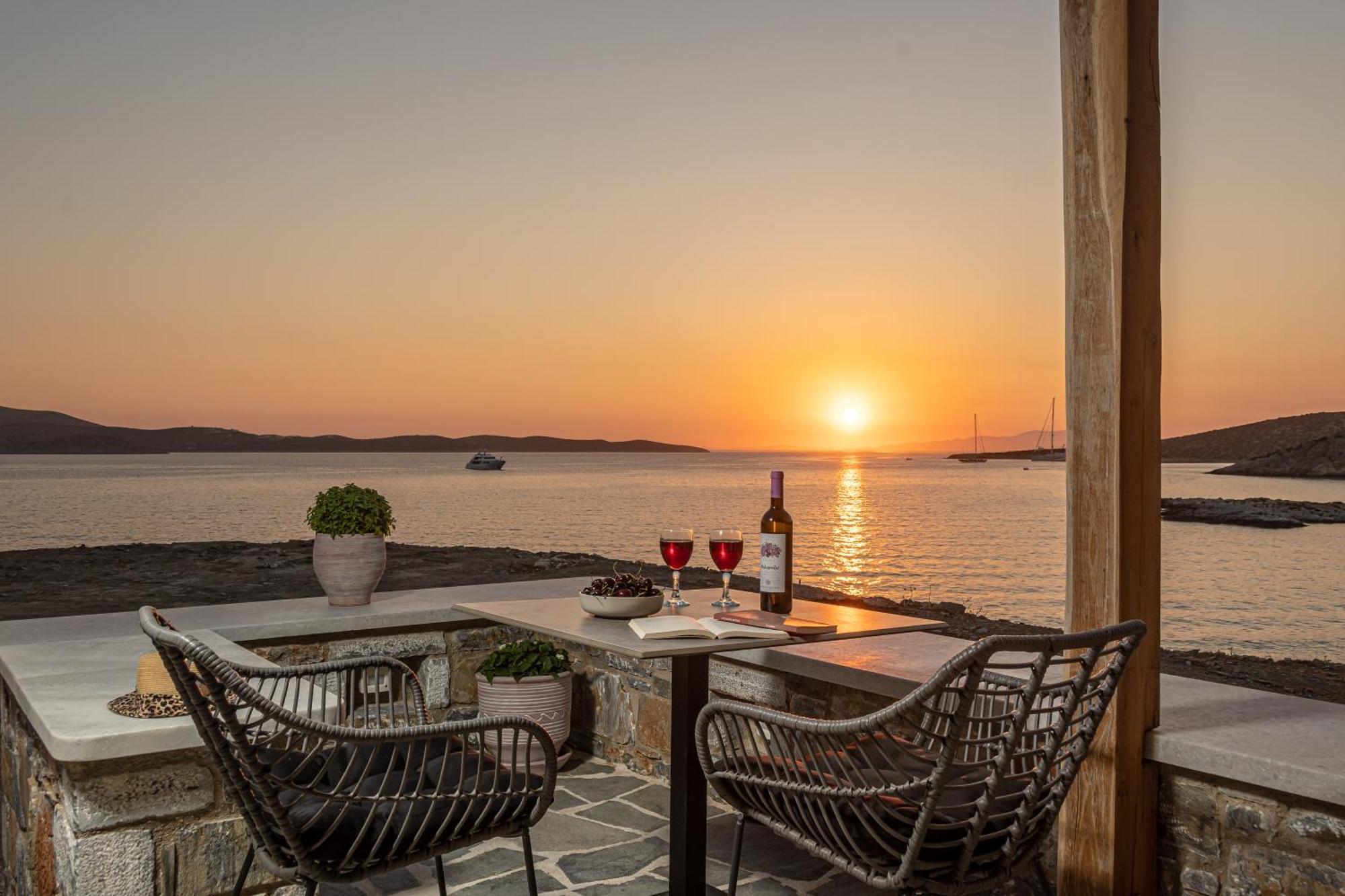 Porto Dema Luxury Suites Schoinoussa Exterior foto